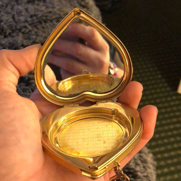 β€οΈ Shaped π w/ Dangle π Pressed Powder Compact - Picture 4 of 8